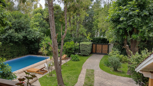Casa Chalet 7 Ambientes En Parque Leloir Dueño Vende. Con Gran Parque Arbolado , Pileta Y Parrilla