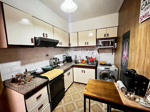 Venta De Casa En Flores. Ideal Para 2 Familias.