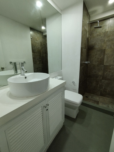 Imagen 16 de 18 de Amplio Apartamento Con Balcón En Alquiler En Las Mercedes 230mts