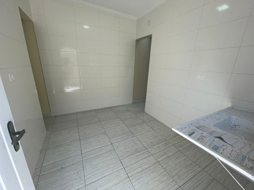 Imagem 13 de 17 de M - Casa Geminada Reformada Na Guilhermina, Oportunidade! 2 Dorm C/ Suíte, Churrasqueira E Vagas Cobertas.