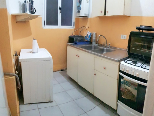Imagen 29 de 30 de Uruguay Al 100. Semipiso. 3 Ambientes. 2 Dormitorios. Superficie 60 M2. Piso 2. Al Frente A La Calle. Balcón. Detalles De Categoría. Pisos De Roble De Eslavonia Con Guardas En Recepción Y Dormitorios.