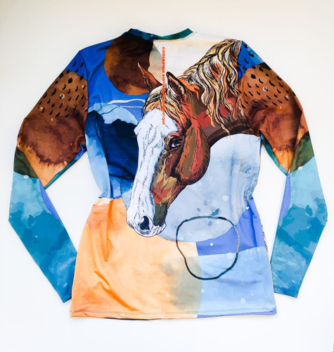 Imagem 2 de 3 de Camisa Proteção Solar Feminina Estampa Cavalo Azul
