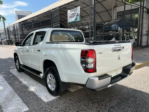 Mitsubishi L200 2.4 Cabina Doble 4x2 Mt