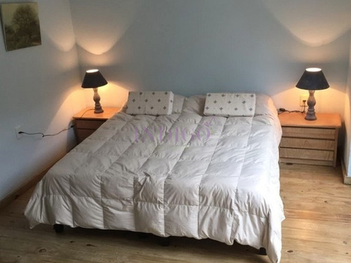 Venta Y Alquiler En Pleno Montoya, Casa De 6 Dormitorios Mas Servicio.- Ref: 473