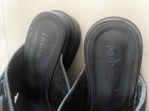 Sandalias Prune- Talle 37 -negras-con Hebilla Y Piel- (Usado)