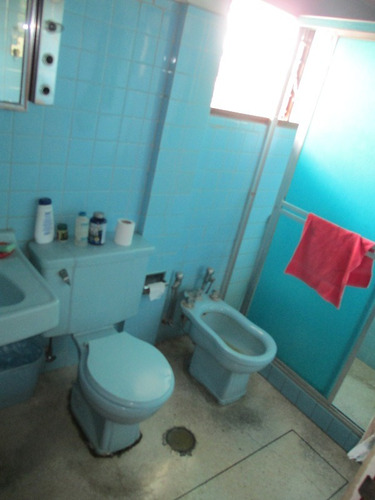 Venta - Quinta Para Remodelar Pero Mantenida. Precio Bajado!! - 463 Mts2. Terreno 525 Mts. 6 Hab. 5 Baños. 4 Estc. Parte Alta Muy Cerca De La Cota Mil - El Marques - Mun. Sucre
