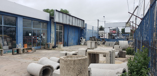 Terreno Esquina Con Salón, Vivienda  Depósitos