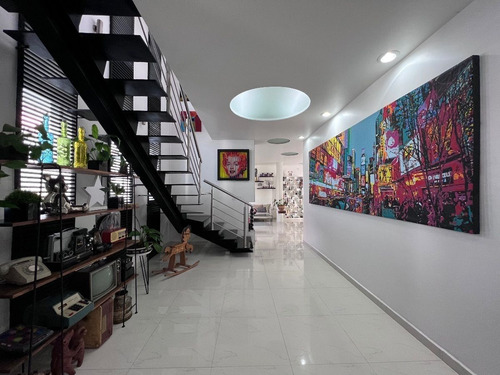 Ámplia Casa De Diseño En Excelente Ubicación.