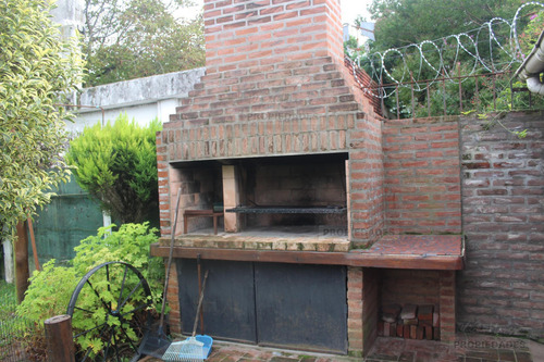 Casa De 2 Dormitorios, 2 Baños, Con Garage, Pileta De Natación Y Parrilla