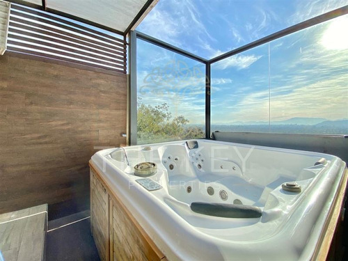 Casa En Venta De 4 Dormitorios En La Reina