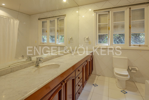 Casa Con Amplio Jardín En El Huinganal