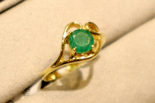 Fino Anillo Esmeralda Natural En Oro De 14k Diseño Especial