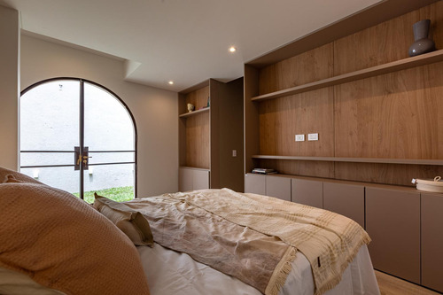 Casa Cuatro Dormitorios, Cochera Y Terraza Con Pileta En Venta Abasto