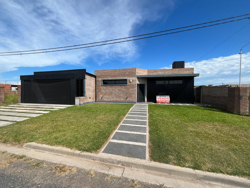 Casa De 2 Dormitorios En Ecopueblo - Alvear