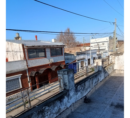 Casa De 4 Ambientes Con Gran Patio Y Terraza