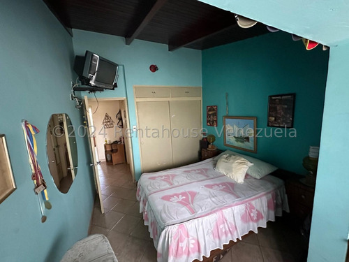 Cómodo Dúplex Con Clima De Montaña Y Amplios Espacios San Antonio De Los Altos, Rosalito. Mo 24-23428