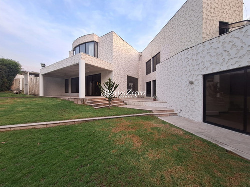 Casa En Arriendo De 5 Dorm. En Las Condes