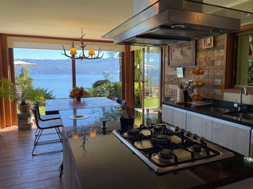 Casa En Venta De 4 Dorm. En Pucón, Los Riscos