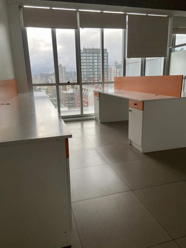 Oficina Moderna Y Funcional Con Equipamiento.
