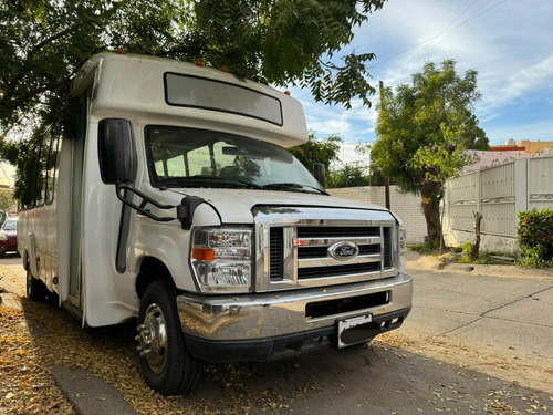 Ford E-450 Minibus