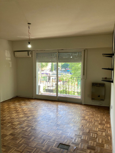 Monoambiente Con Balcón Corrido Al Frente - 2do. Piso Por Escalera