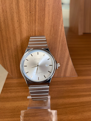 Casio Classic A180 Inoxidável Edição Especial Prata Com Fundo Branco