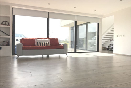 Casa 5 Ambientes En Venta En Escobar Al Lago
