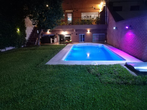 Excelente Casa De 5 Ambientes - Cochera/pileta/parrilla