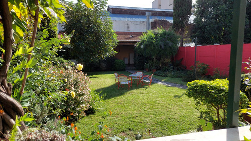 Excelente Casa Con Jardin, Quincho, Parrilla Y Cochera Doble.