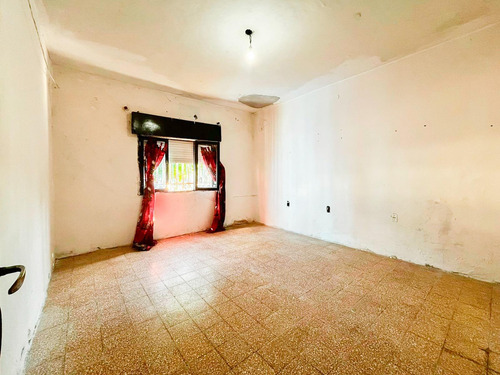 Venta/permuta - Casa De 2 Dormitorios Con Cochera Y Patio Seco A Reciclar. Alvear, Rosario.