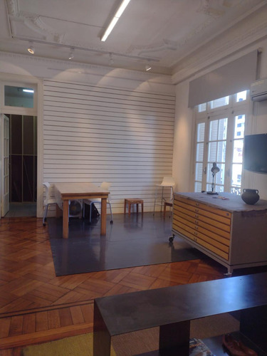 Amplio Ambiente En Emblemático Edificio Francés