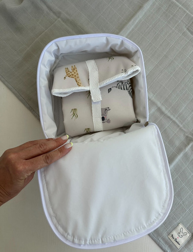 Cambiador + Neceser Portatil Bebé, 100% Impermeable Premium! Color Crema Mali
