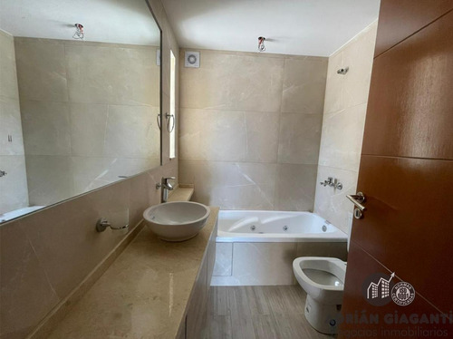 Departamento De Categoría En Venta A Metros De Bv Oroño Rosario