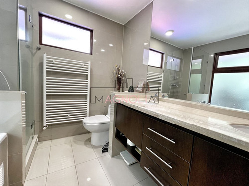 Casa En Venta De 5 Dorm. En Las Condes
