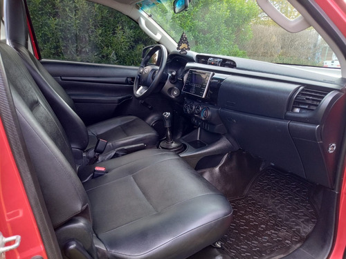 Imagen 6 de 11 de Toyota Hilux Dx Cabina Simple 2.4tdi 6mt 4x4 2017