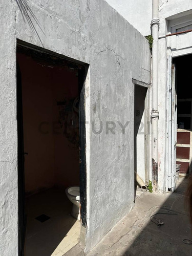 Casa A Reciclar Con Amplio Terreno Y Tinglado En El Fondo