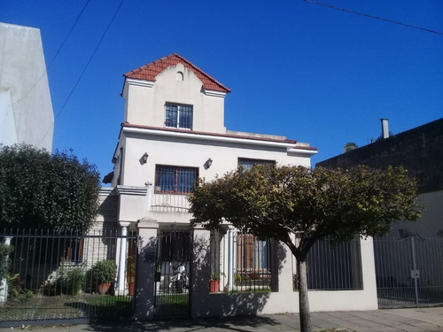Imagen 2 de 28 de Importante Chalet De 6 Ambientes Sobre Doble Lote