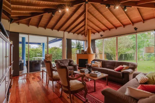 Casa En Venta En El Tesoro. Cod V11847
