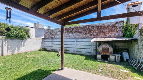 Casa 3 Ambientes Venta Lobos Con Jardin Y Quincho