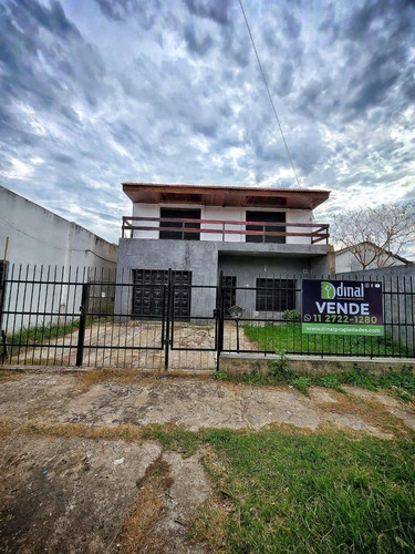 Imagen 3 de 24 de Casa 4 Ambientes Con Cochera En Venta