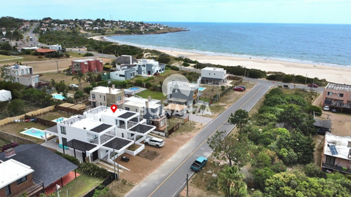 Punta Colorada - Piriápolis. Casa En Venta Con Piscina, 50 Metros De La Playa.