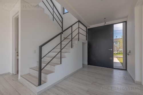 Casa Al Lago En Venta En El Barrio Acacias, Puertos / Escobar