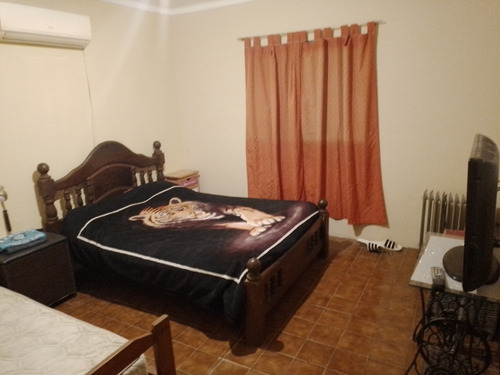 Vendo Casa : 2 Dormitorios ,baño , Living ,cocina Comedor .