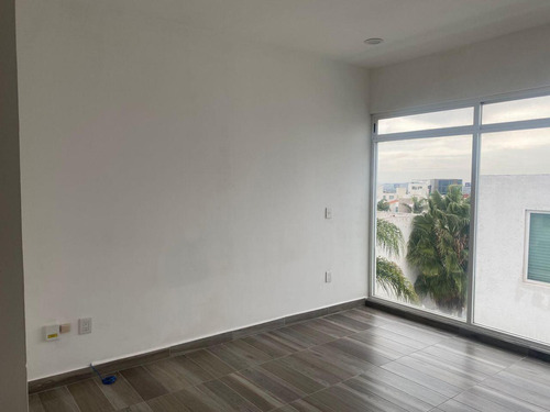 Casa En Venta A Pie De Calle En Residencial El Refugio, Querétaro