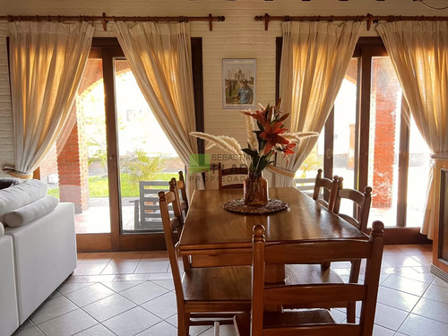 En Venta, Muy Buena Casa 4 Dormitorios Y Servicio.
