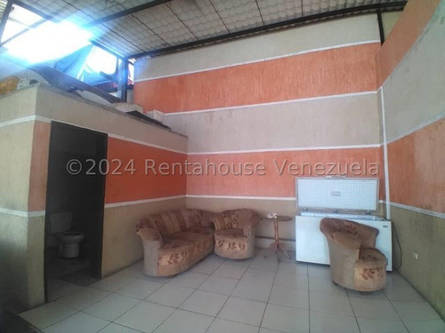 Maria Luisa Mendoza Vende Terreno En El Centro De Barquisimeto, A Pie De Calle Cuenta Con Su Oficina Estacionamiento Baños Y Todos Los Servicios Básicos Indispensables 2 4 2 1 4 3 8