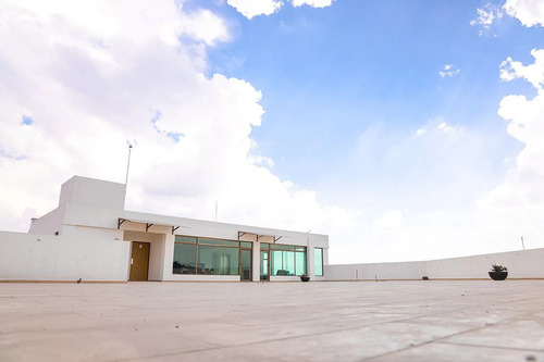 Edificio De Oficinas En Vía Principal Con Vista Panorámica