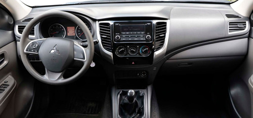 Imagen 9 de 14 de Mitsubishi L200 2018 2.4 Cabina Doble 4x2 Mt