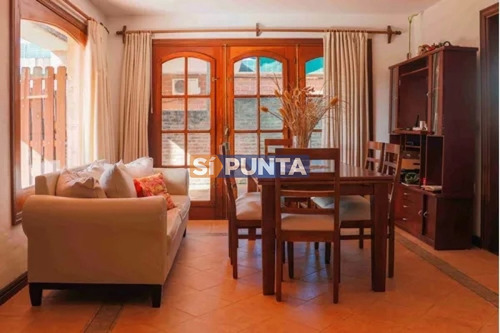 Imagen 3 de 18 de Venta De Casa De 4 Dormitorios En Barrio Super Tranquilo