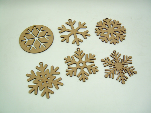 Imagen 1 de 8 de Copos De Nieve Decorativos Mdf Para Árbol Navideño 25 Piezas